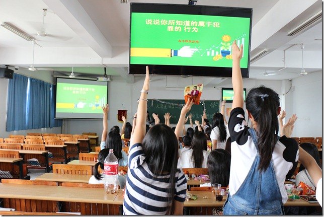 图为同学们积极参与其中 图为同学们积极参与其中
