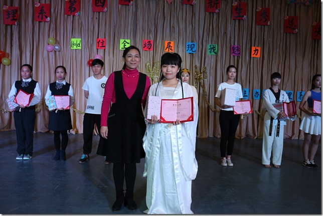 黄文专副书记与获得一等奖团队代表留影 黄文专副书记与获得一等奖团队代表留影