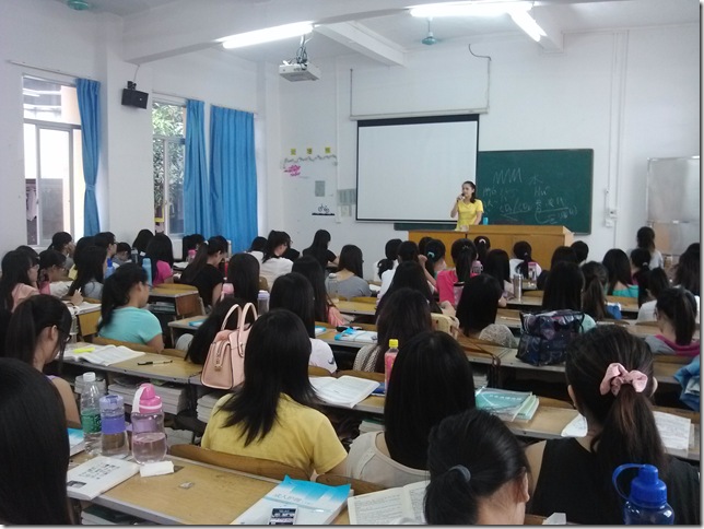 同学们认真听班长蔡淑荣同学发言 同学们认真听班长蔡淑荣同学发言