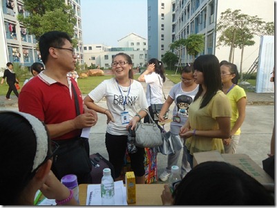 护理系段文彪副书记与大一辅导员在招生现场为新生解除心中疑虑和安抚情绪 护理系段文彪副书记与大一辅导员在招生现场为新生解除心中疑虑和安抚情绪