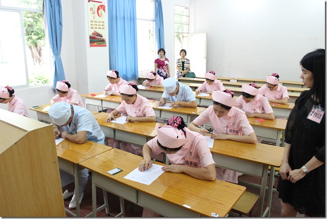 3.陈玉霞主任和饶静云副主任巡考 3.陈玉霞主任和饶静云副主任巡考